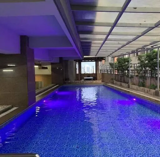 Huge & Vibrant 2 Bedroom Unit In