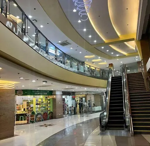 Huge & Vibrant 2 Bedroom Unit In *