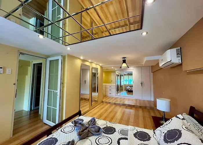 Huge & Vibrant 2 Bedroom Unit In Appartement *