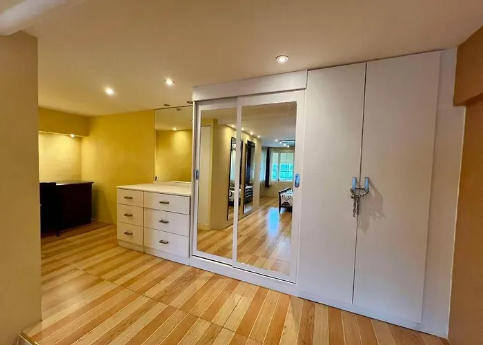 Huge & Vibrant 2 Bedroom Unit In *
