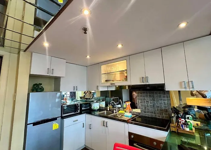 Huge & Vibrant 2 Bedroom Unit In Appartement *