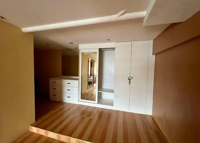 Huge & Vibrant 2 Bedroom Unit In *