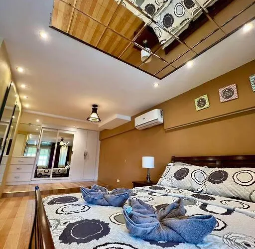 Huge & Vibrant 2 Bedroom Unit In *