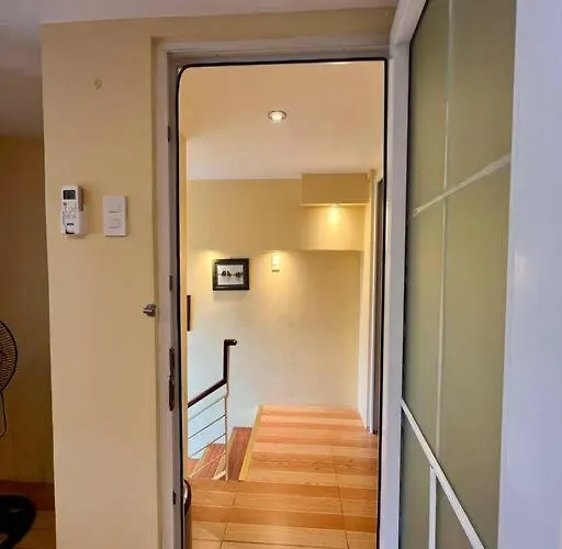 Huge & Vibrant 2 Bedroom Unit In