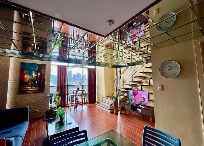Huge & Vibrant 2 Bedroom Unit In